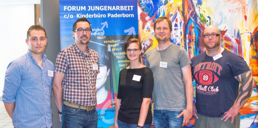 Haben die Fortbildung „Starter Kit –Zukunft für Einsteiger“ organisiert und durchgeführt: Michael Hartmann (Caritasverband Paderborn), Carlos Tomé (Kreisjugendamt), Marina Brüntrup (Stadtjugendamt), Hendrik Müller (Landesarbeitsgemeinschaft Jugendarbeit NRW), Mike Harre (Jugendwohngemeinschaft Vincenz-Haus) (Foto: Amt für Presse- und Öffentlichkeitsarbeit, Kreis Paderborn, Anna-Sophie Schindler)